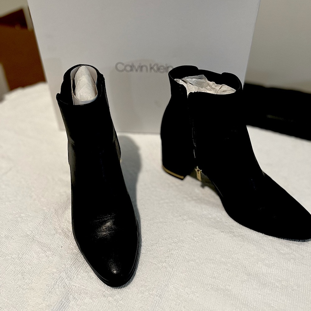 Calvin Klein Women Bootie almond toe
Color black, size 8.5